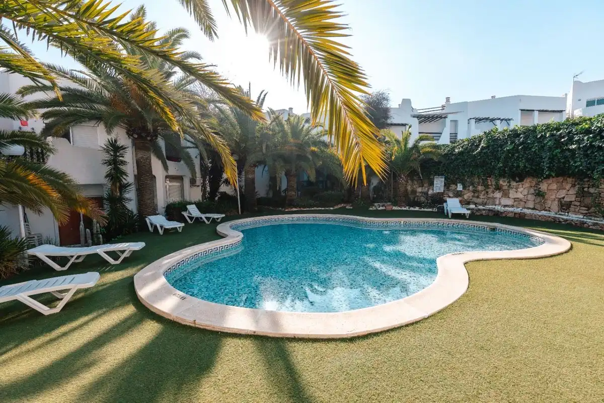 Schwimmbecken von Erdgeschoss zum Verkauf in Santa Eulària des Riu mit Klimaanlage, Heizung und Privatgarten
