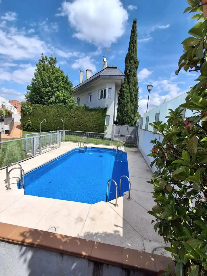 Piscina de Casa o chalet en venta en Pozuelo de Alarcón con Aire acondicionado, Calefacción y Jardín privado