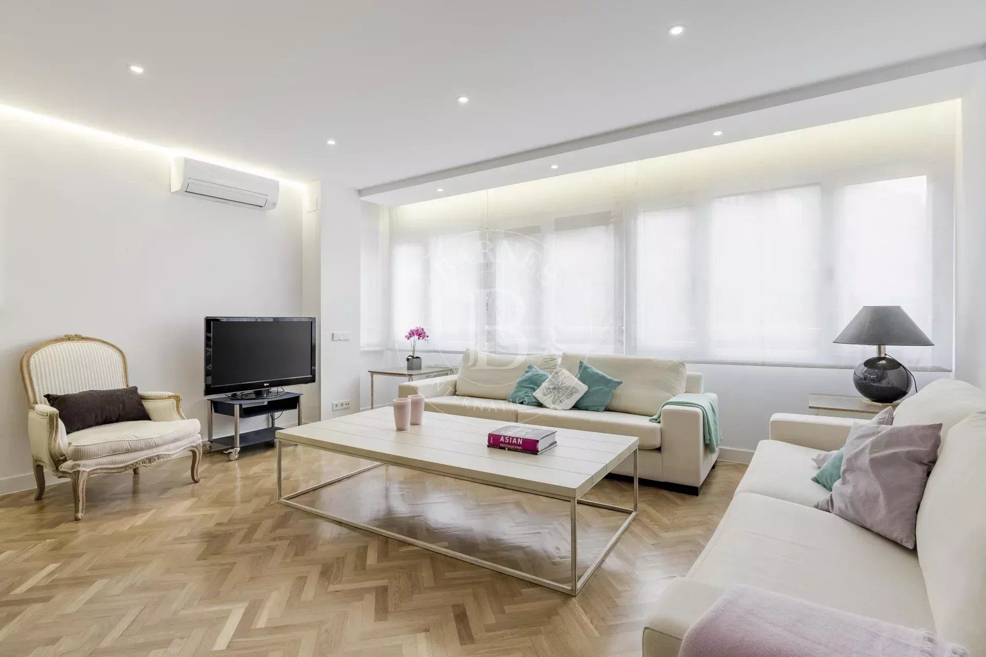Living room of Flat to rent in  Madrid Capital  with Air Conditioner, Heating and Furnished
