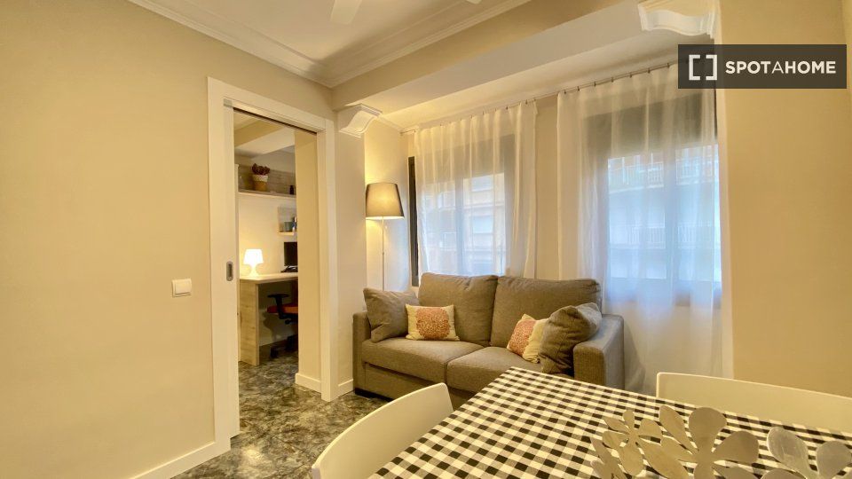 Sala d'estar de Pis de lloguer en L'Hospitalet de Llobregat amb Aire condicionat, Calefacció i Moblat