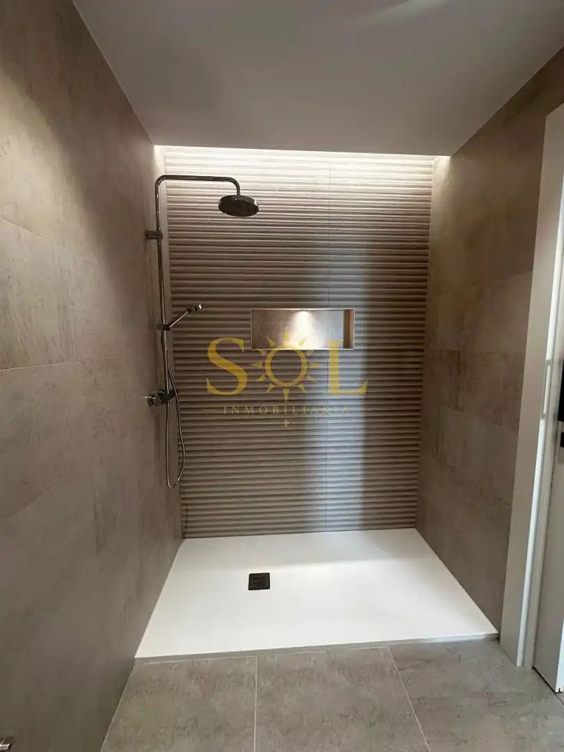 Badezimmer von Wohnung zur Miete in León Capital  mit Klimaanlage, Heizung und Parkett