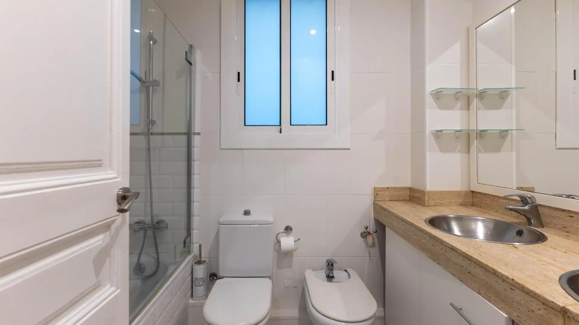 Badezimmer von Wohnung zum Verkauf in Barcelona mit Klimaanlage, Heizung und Parkett