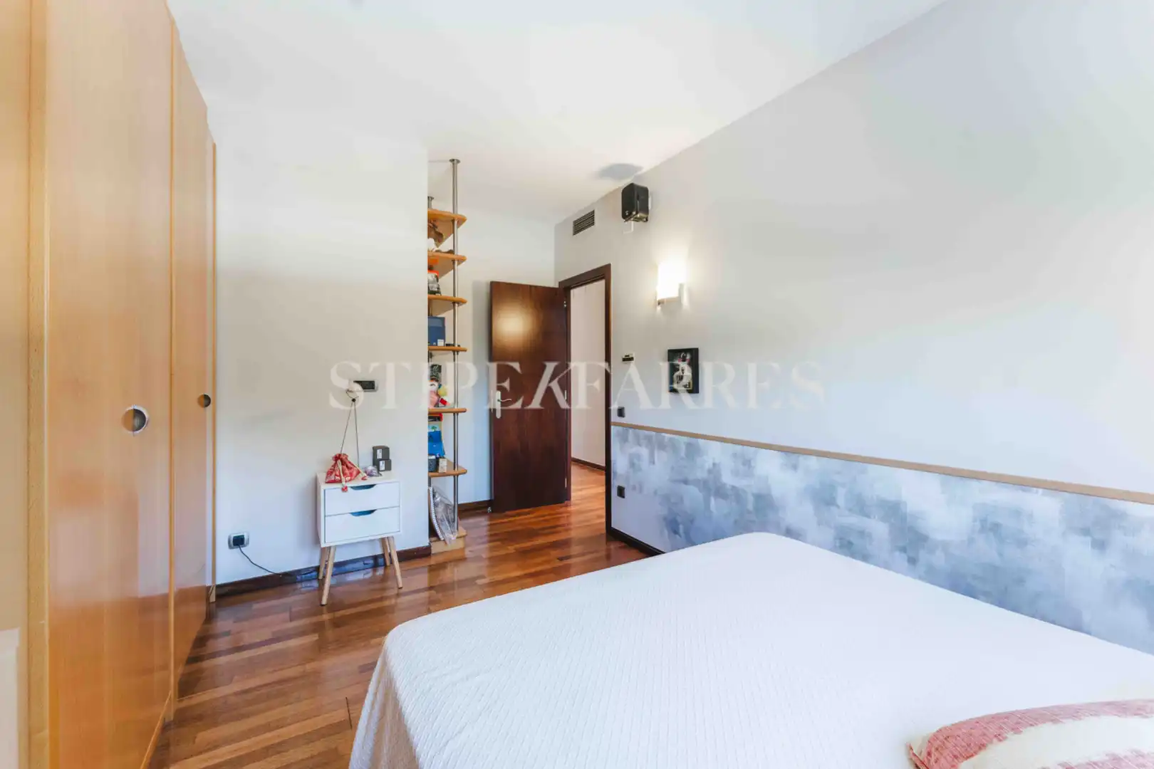 Schlafzimmer von Haus oder Chalet zum Verkauf in Barcelona mit Klimaanlage, Heizung und Privatgarten