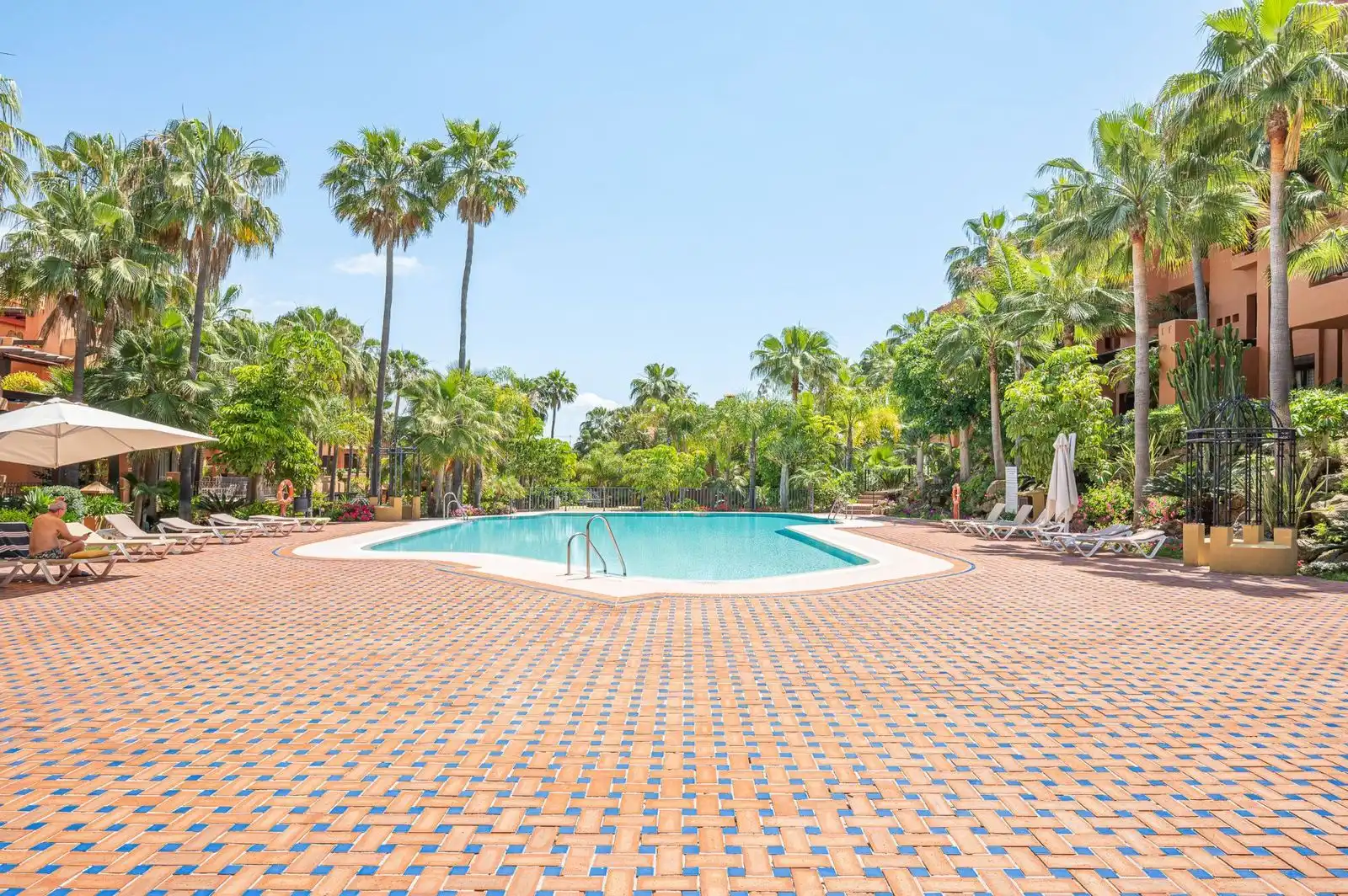 Piscina de Ático en venta en Marbella con Terraza, Trastero y Piscina comunitaria