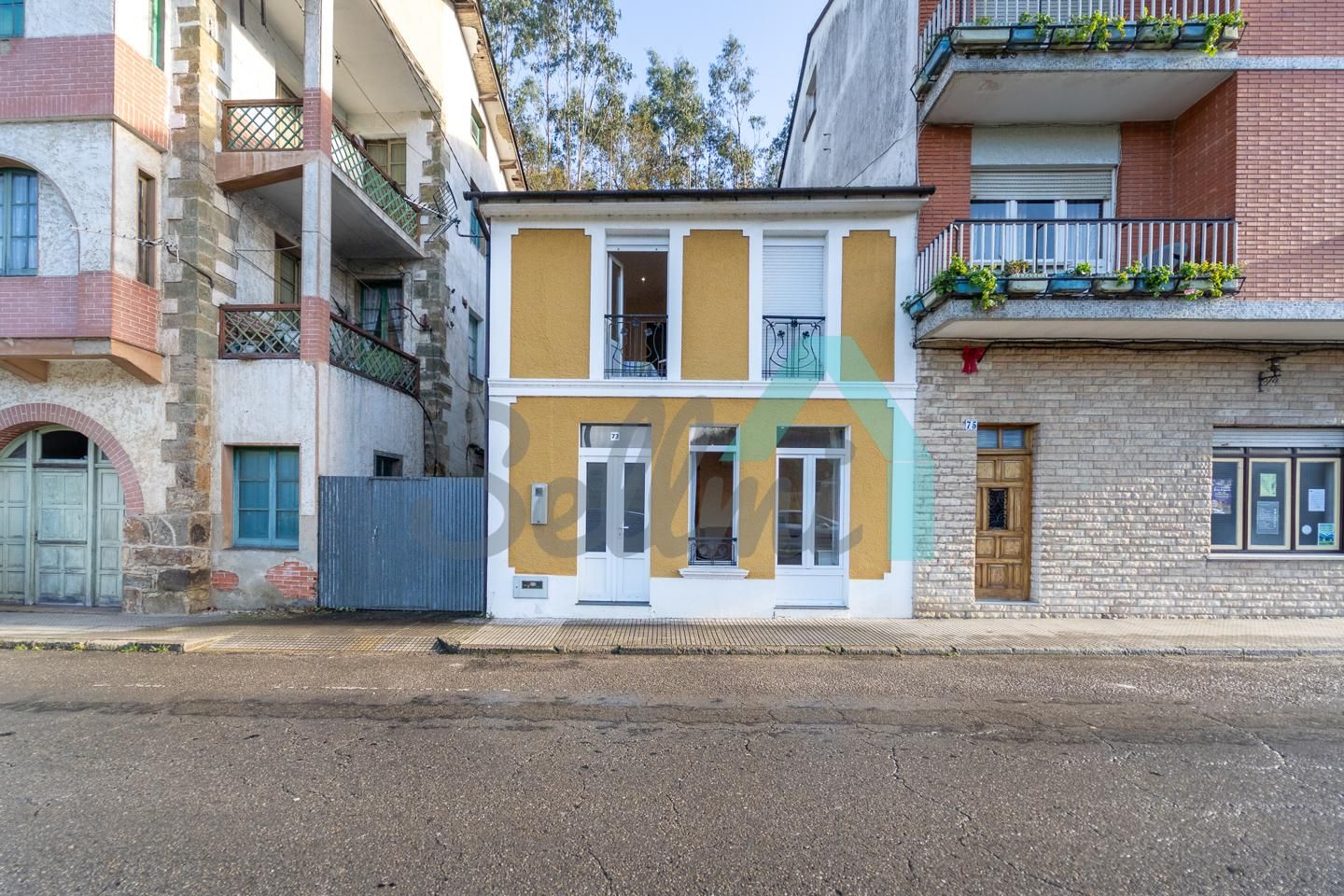 Vista exterior de Casa adosada en venta en Valdés - Luarca con Parquet, Terraza y Balcón