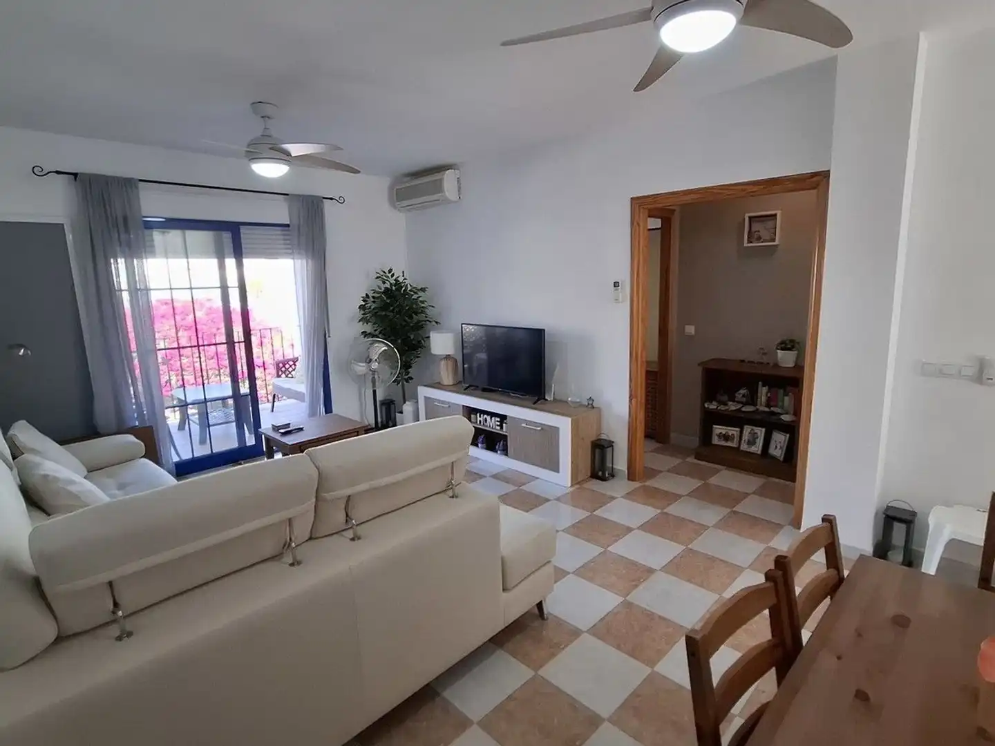 Sala d'estar de Casa adosada en venda en Los Gallardos amb Aire condicionat, Terrassa i Piscina
