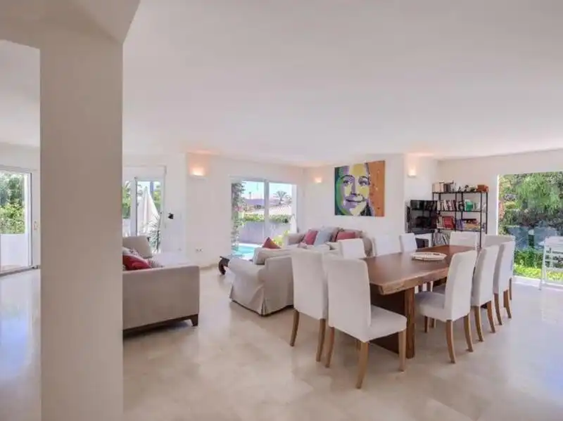 Menjador de Casa o xalet de lloguer en Marbella amb Aire condicionat, Calefacció i Jardí privat