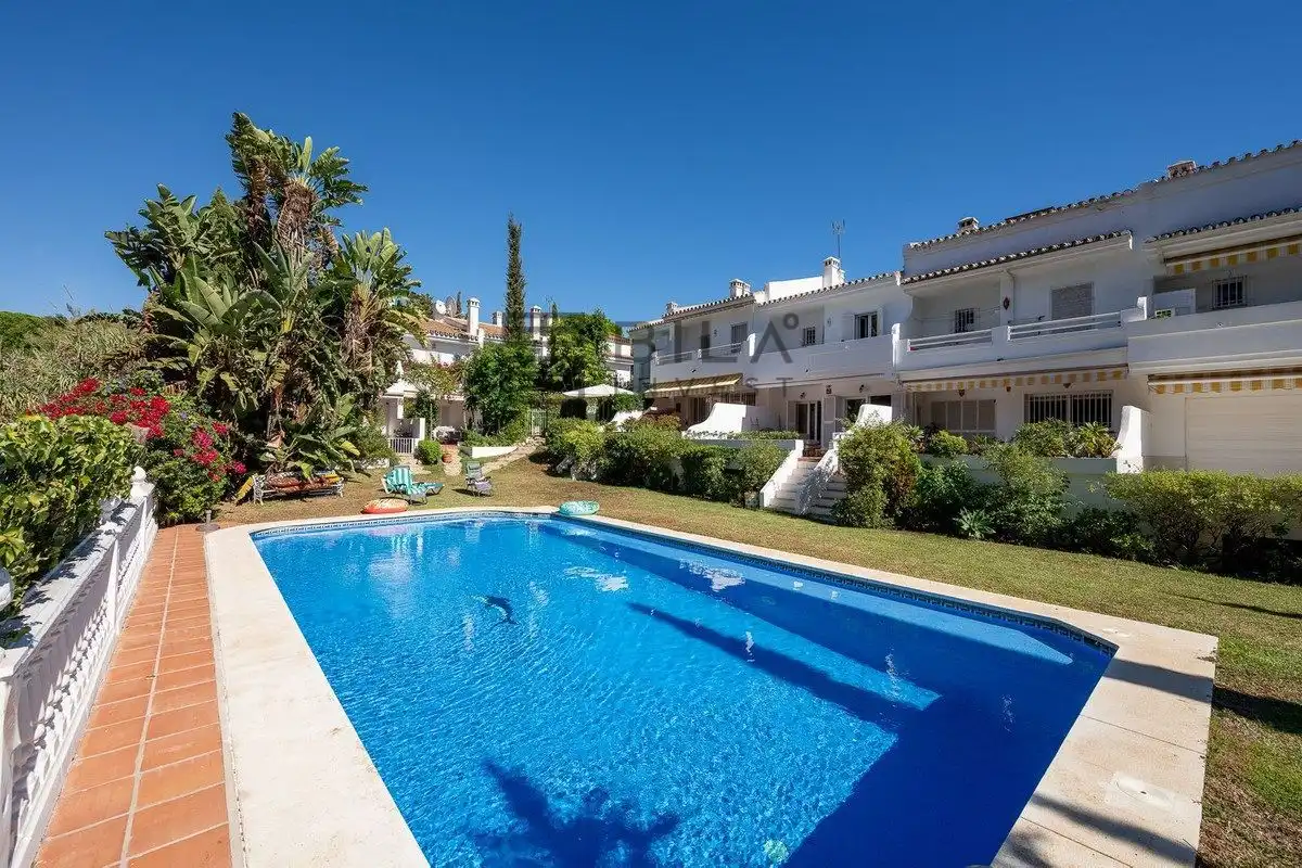 Reihenhaus mit Pool zum Verkauf in Urb. Villas en Artola Golf