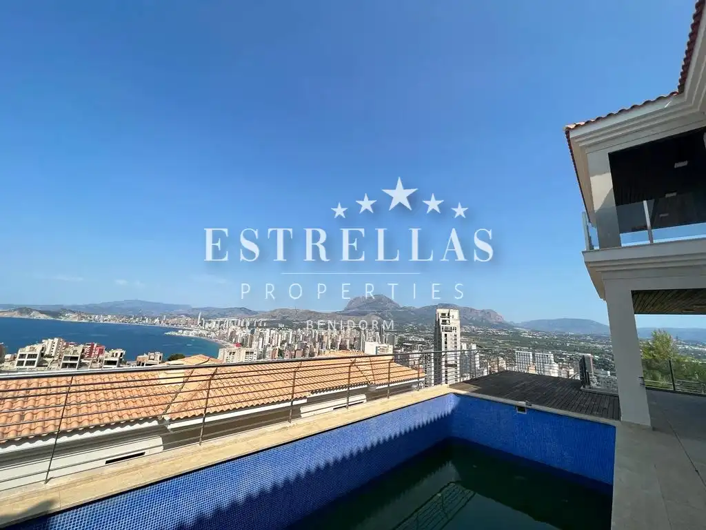 Vista exterior de Casa o xalet en venda en Benidorm amb Aire condicionat, Calefacció i Jardí privat