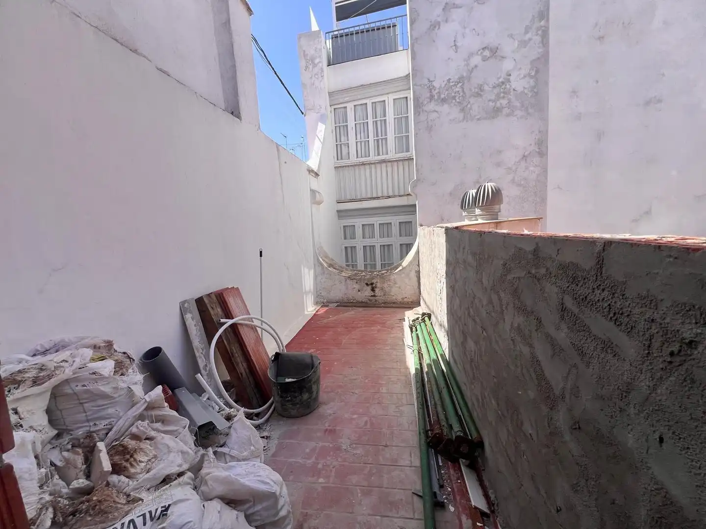 Vista exterior de Àtic en venda en Cádiz amb Terrassa