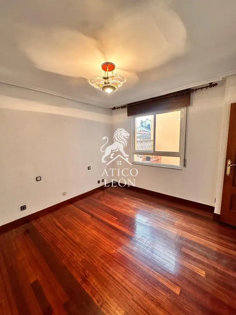 Habitación de Casa o chalet en venta en León Capital  con Calefacción, Terraza y Trastero