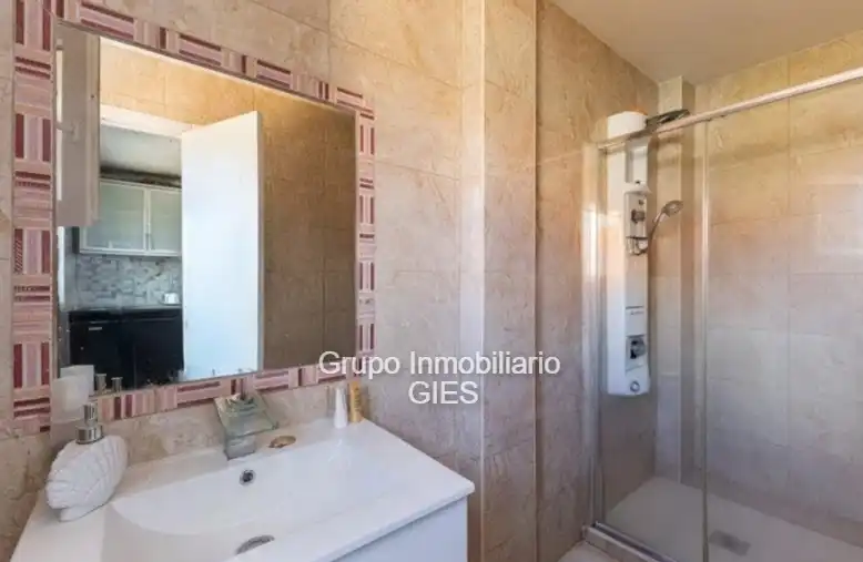 Badezimmer von Einfamilien-Reihenhaus zum Verkauf in Sueca mit Klimaanlage, Heizung und Privatgarten