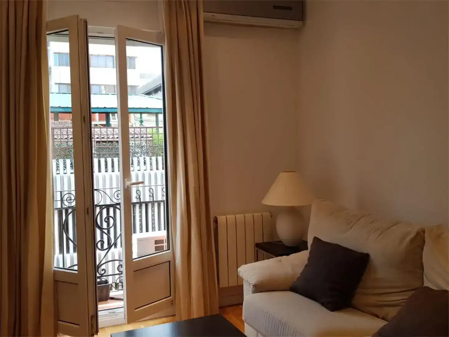 Terrasse von Wohnung zur Miete in  Madrid Capital mit Klimaanlage und Balkon