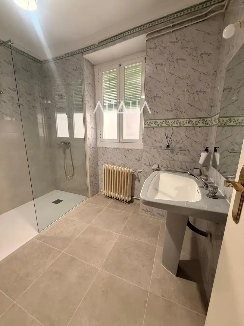 Bathroom of Flat for rent in Cuenca  with Heating, Terrace and Storage room