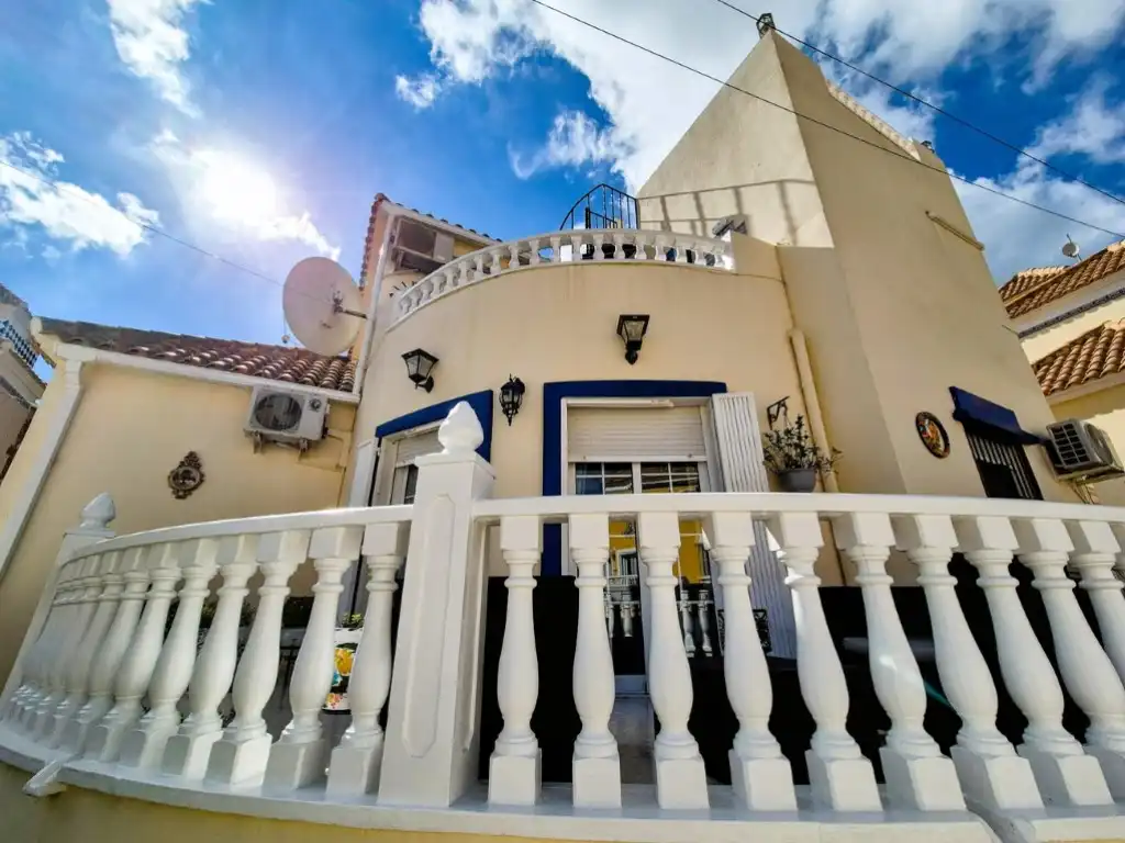 Vista exterior de Casa o xalet en venda en Villamartín amb Jardí privat