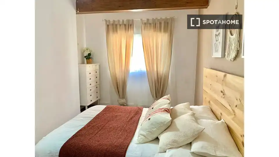 Habitación de Piso de alquiler en Valencia con Aire acondicionado, Calefacción y Amueblado