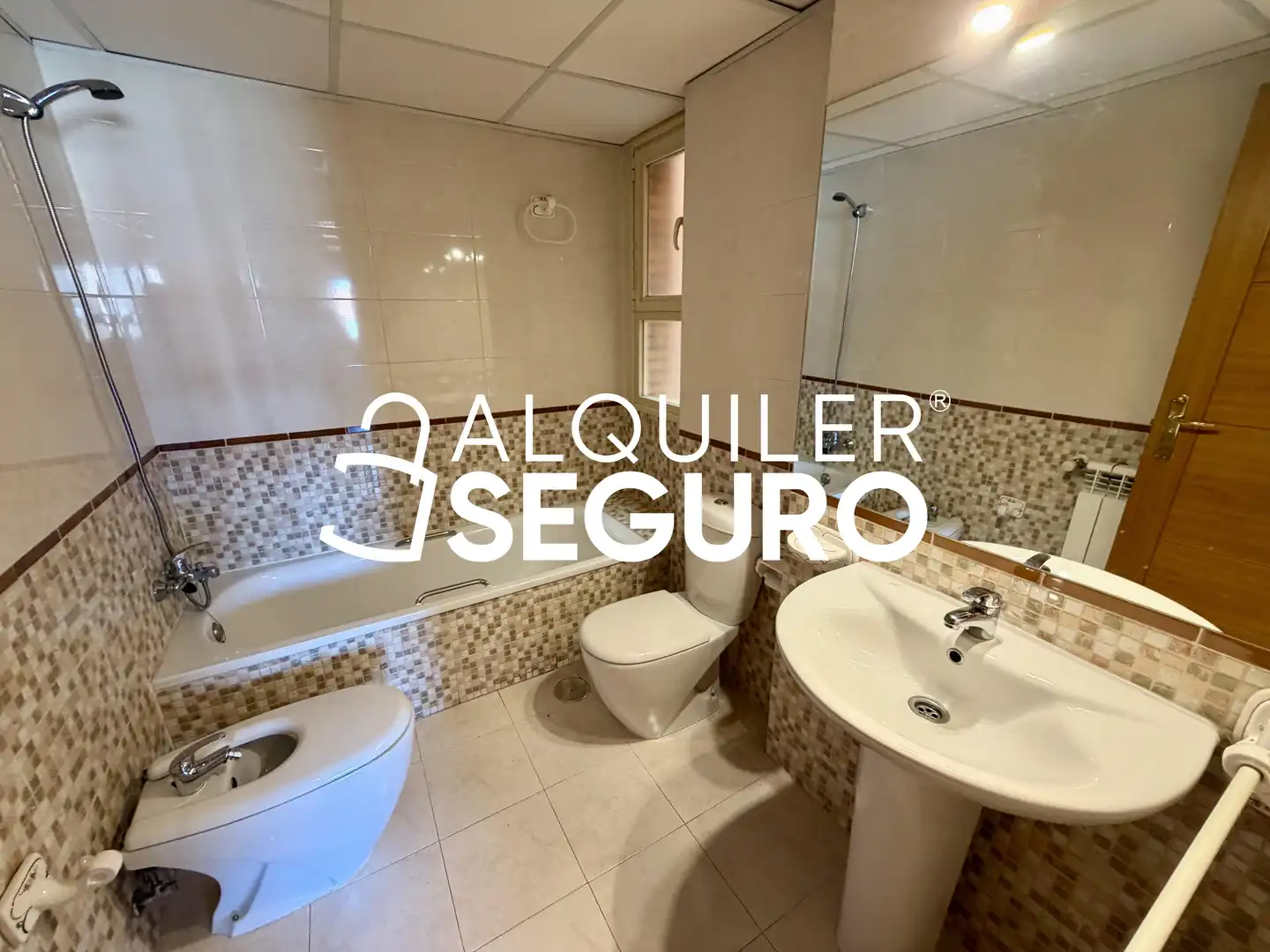 Bathroom of Flat for rent in Valdemoro  with Air Conditioner, Heating and Storage room