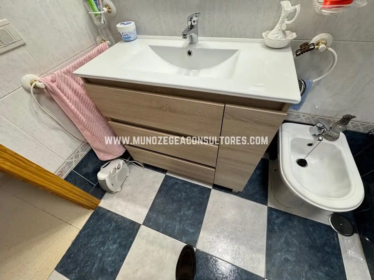 Badezimmer von Wohnung zum Verkauf in Lucena mit Klimaanlage und Abstellraum