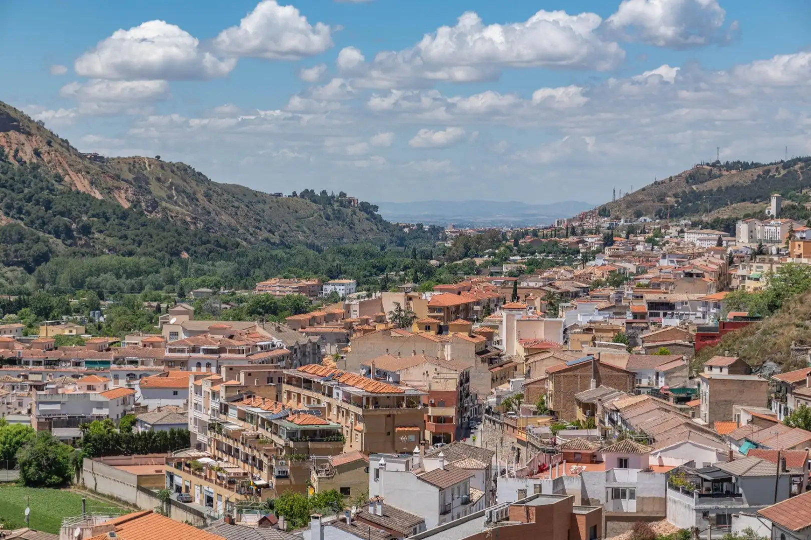 Vista exterior de Pis en venda en Cenes de la Vega amb Calefacció, Balcó i Piscina comunitària