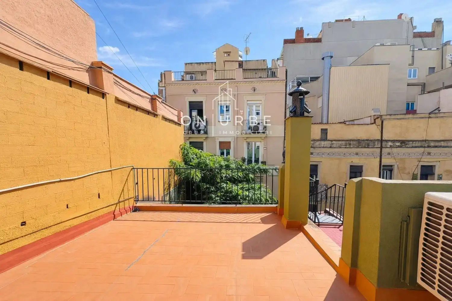 Vista exterior de Àtic en venda en Barcelona amb Aire condicionat, Terrassa i Piscina