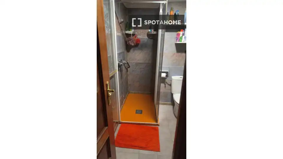 Bathroom of Flat for rent in Santander  with Air Conditioner, Heating and Furnished