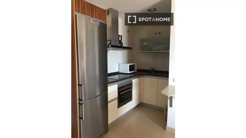 Cuina de Apartament per a compartir en Vélez-Málaga amb Aire condicionat, Terrassa i Moblat