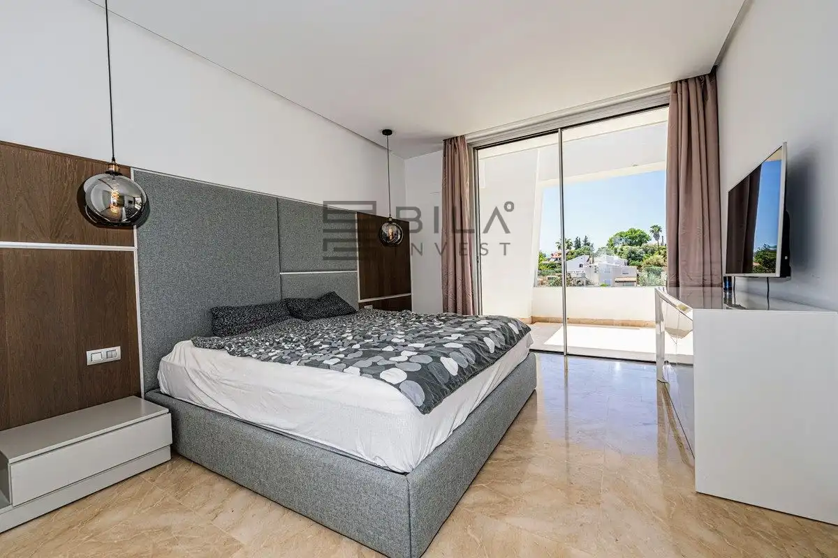 Dormitori de Casa adosada en venda en Marbella amb Aire condicionat, Terrassa i Piscina
