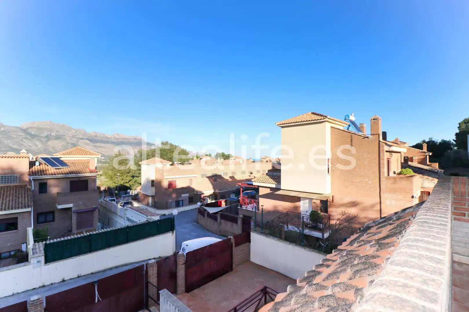 Vista exterior de Casa adosada en venta en La Nucia con Calefacción, Terraza y Piscina comunitaria