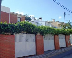 Vista exterior de Casa adosada en venda en Cambrils amb Traster