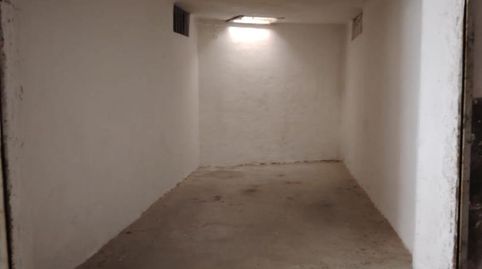 Se venden parcelas de garaje al lado de la estación. La altura máxima de apertura de la puerta de acceso a las parcelas es de 1,75