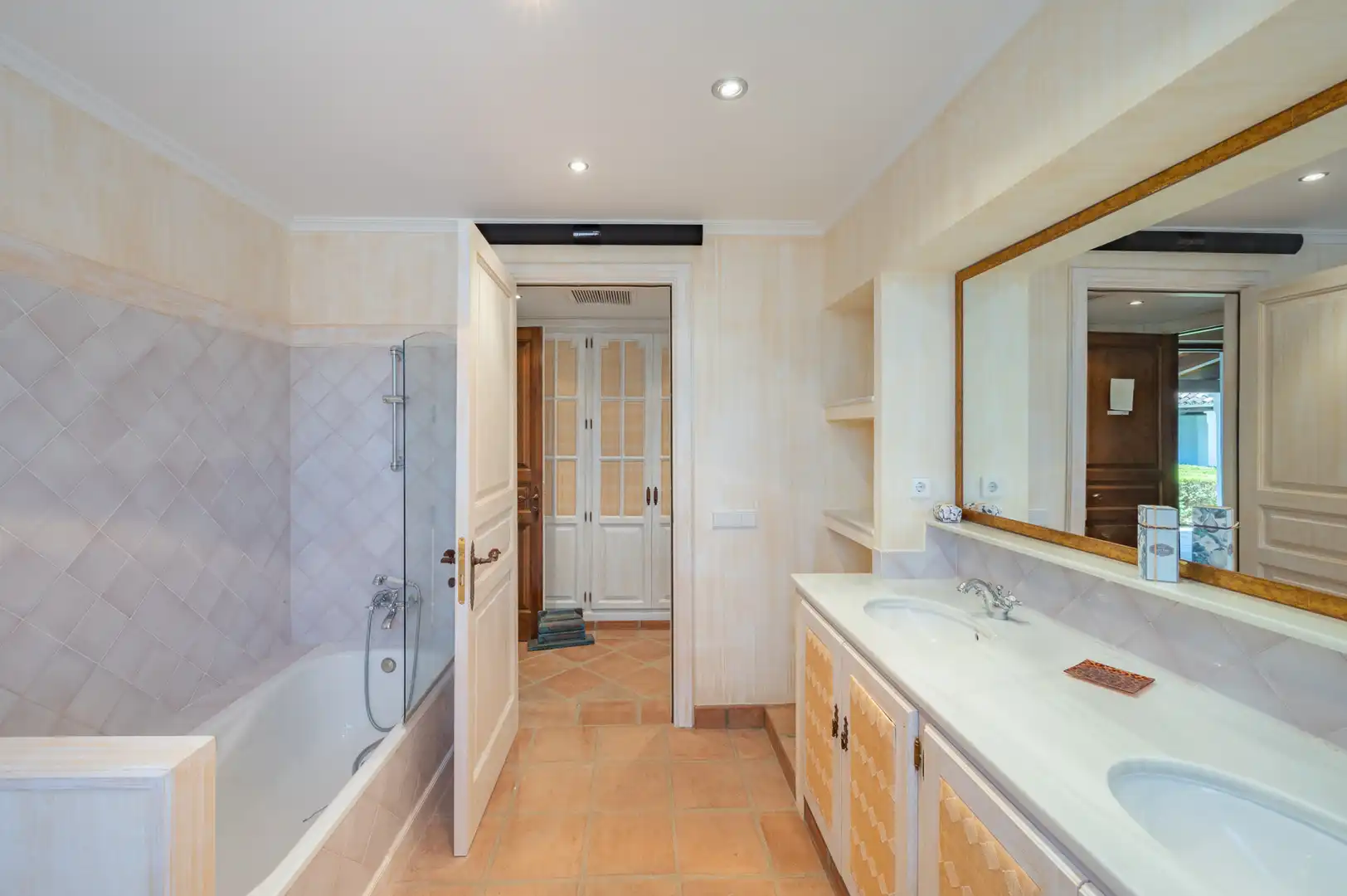 Bany de Casa o xalet en venda en Estepona amb Aire condicionat, Jardí privat i Terrassa