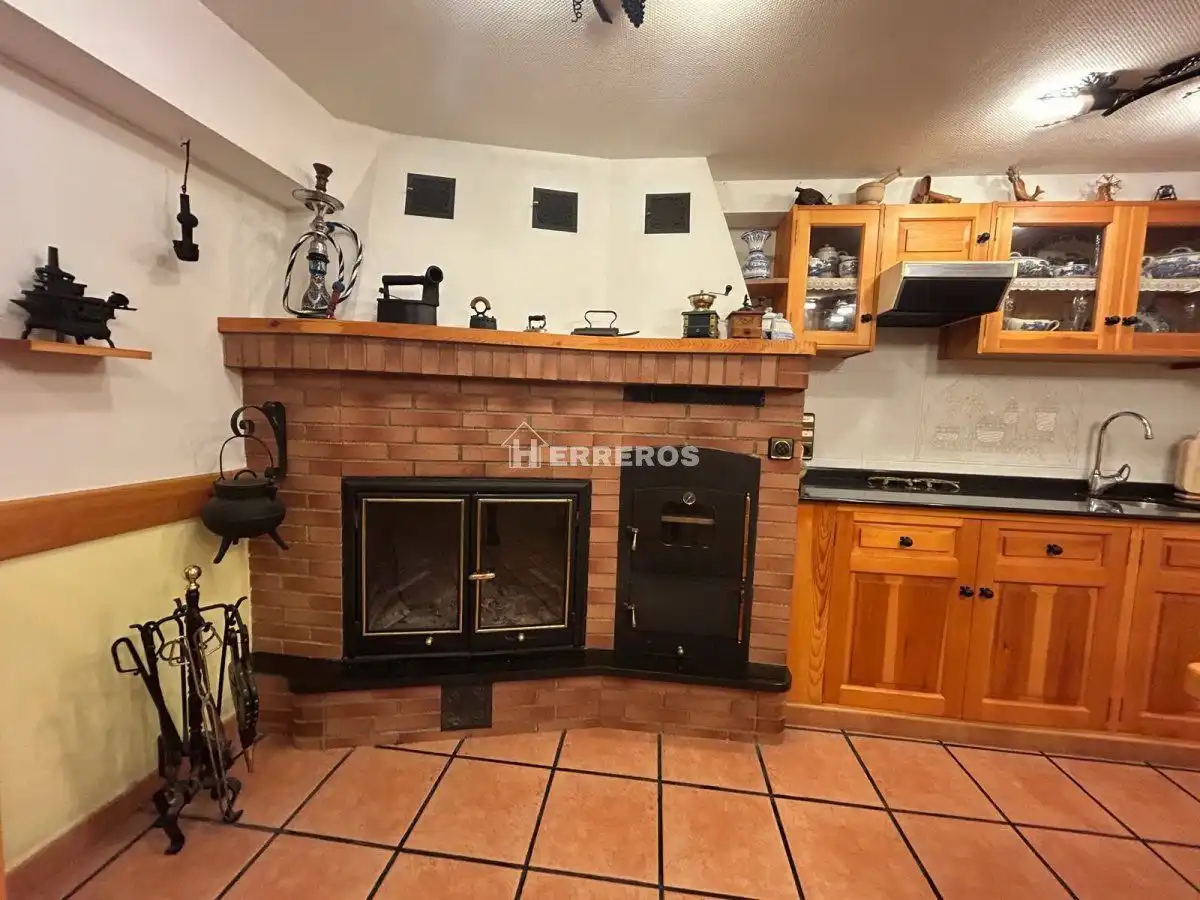 Cocina de Casa adosada en venta en Baños de Río Tobía con Aire acondicionado, Calefacción y Parquet