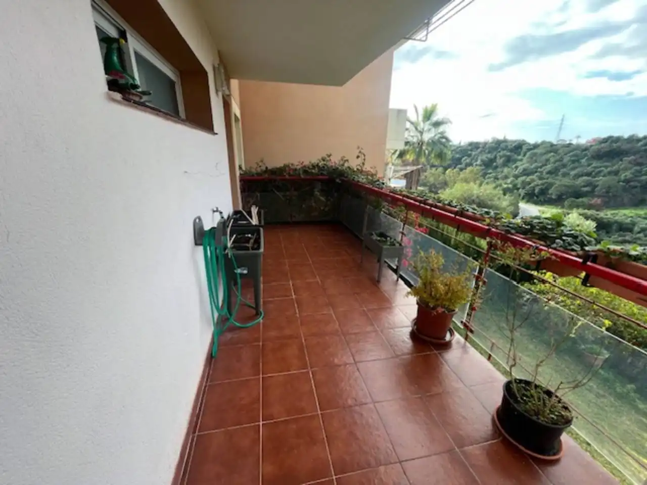 Terrasse von Einfamilien-Reihenhaus zum Verkauf in Estepona mit Klimaanlage, Privatgarten und Parkett