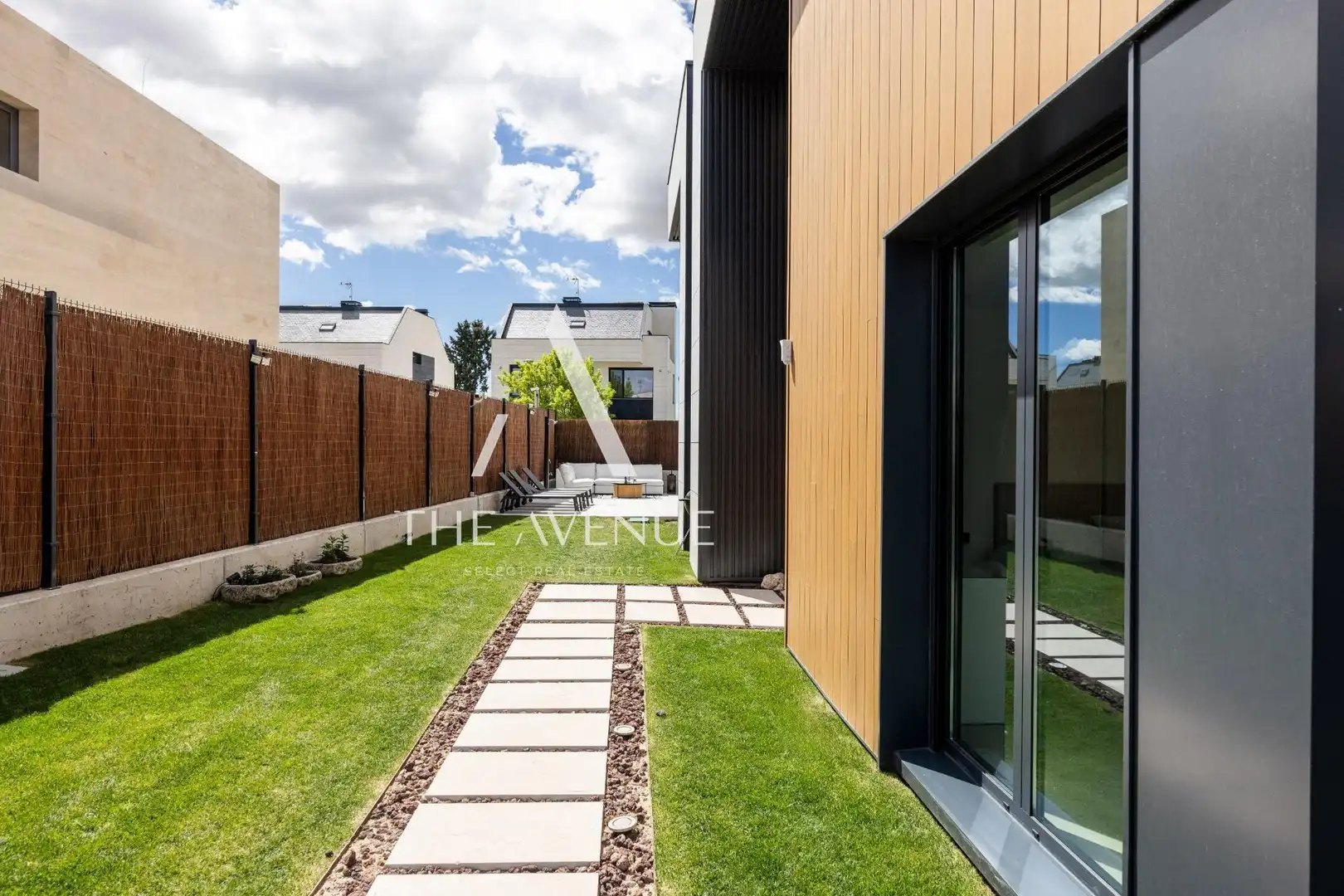 Vista exterior de Casa adosada en venta en Pozuelo de Alarcón con Piscina, Balcón y Alarma