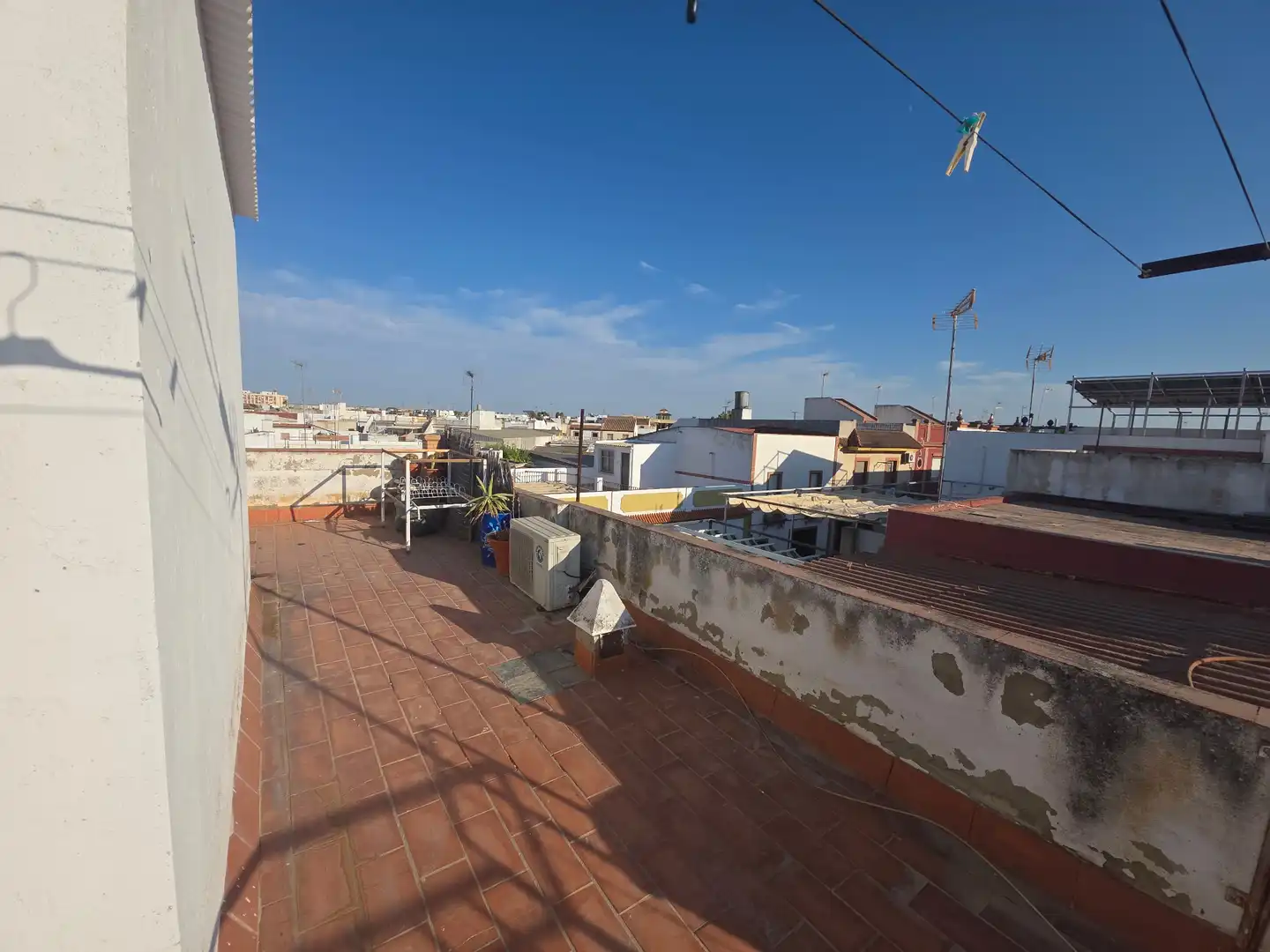 Vista exterior de Casa adosada en venta en Dos Hermanas con Aire acondicionado, Calefacción y Jardín privado