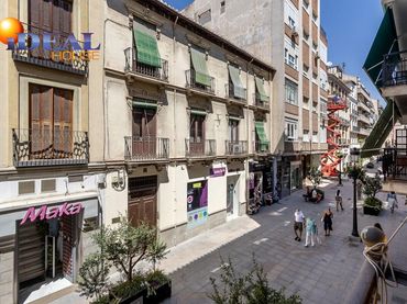 Pis amb balcó en venda a Calle SAN ANTON 33