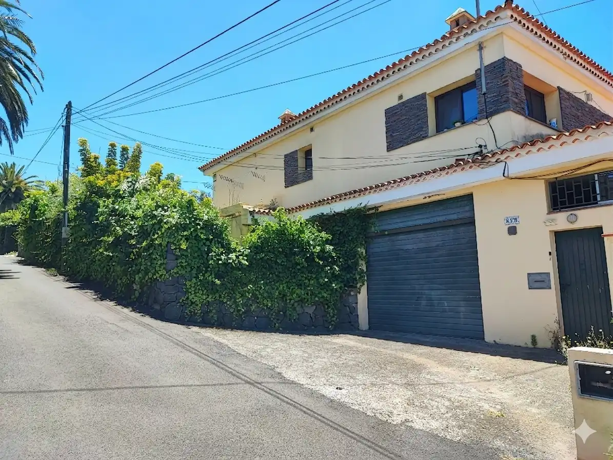 Vista exterior de Casa o xalet en venda en San Cristóbal de la Laguna amb Jardí privat, Terrassa i Traster