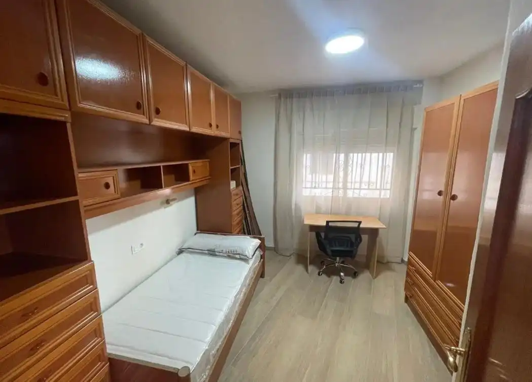 Bedroom of Flat for share in Granada  with Air Conditioner, Furnished and Balcony