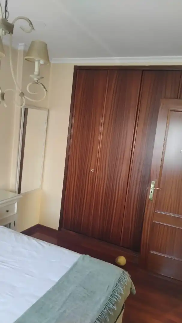 Dormitori de Apartament en venda en Vigo  amb Calefacció, Jardí privat i Parquet