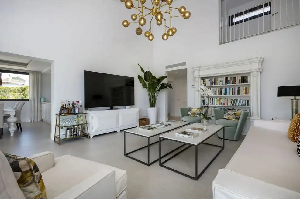 Chalet con jardín en venta en San Pedro de Alcántara, imagen 2