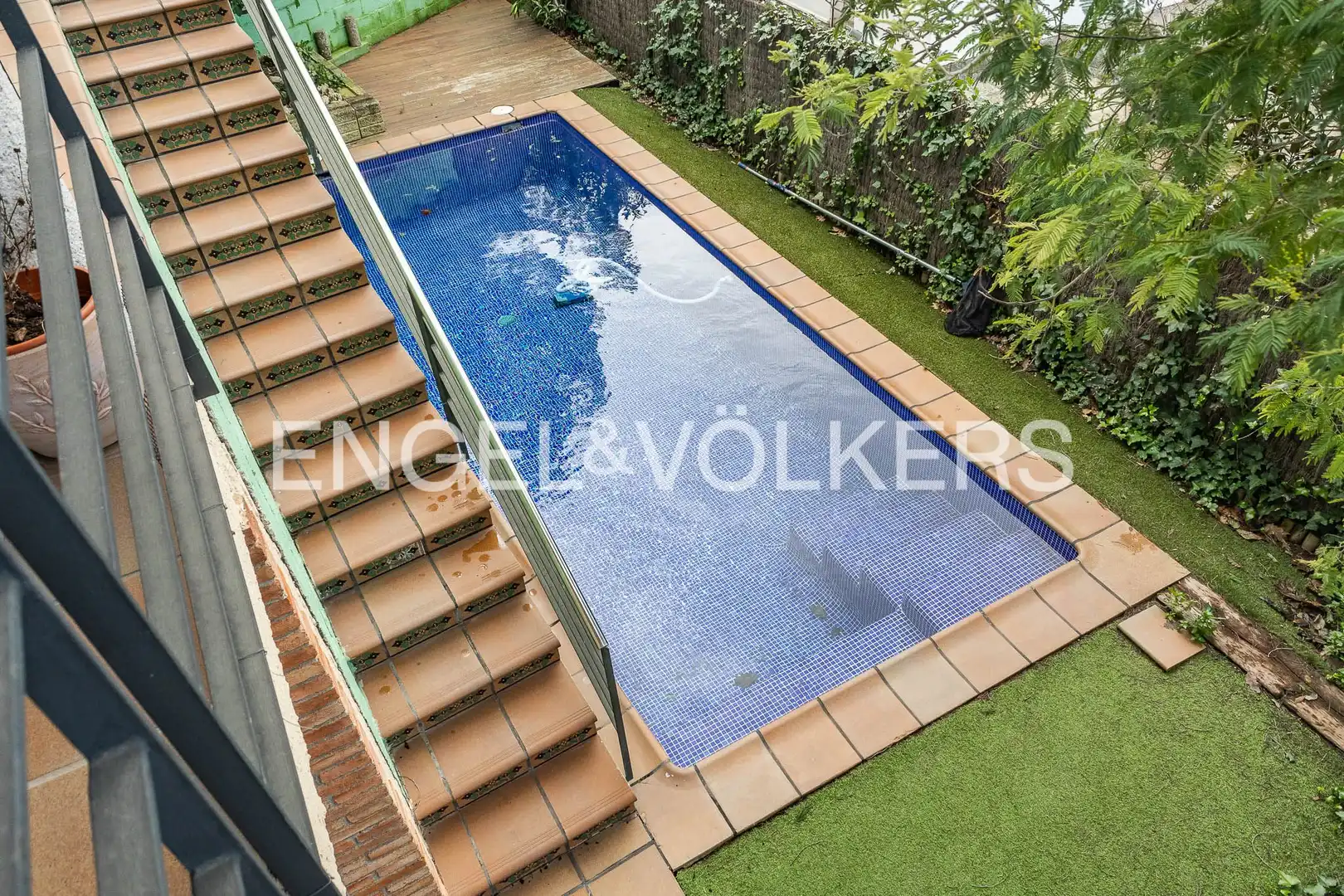 Swimming pool of Houses for sale in Sant Cugat del Vallès  with Air Conditioner, Heating and Private garden