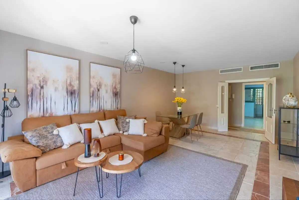 Sala d'estar de Planta baixa en venda en Estepona amb Jardí privat, Traster i Piscina comunitària