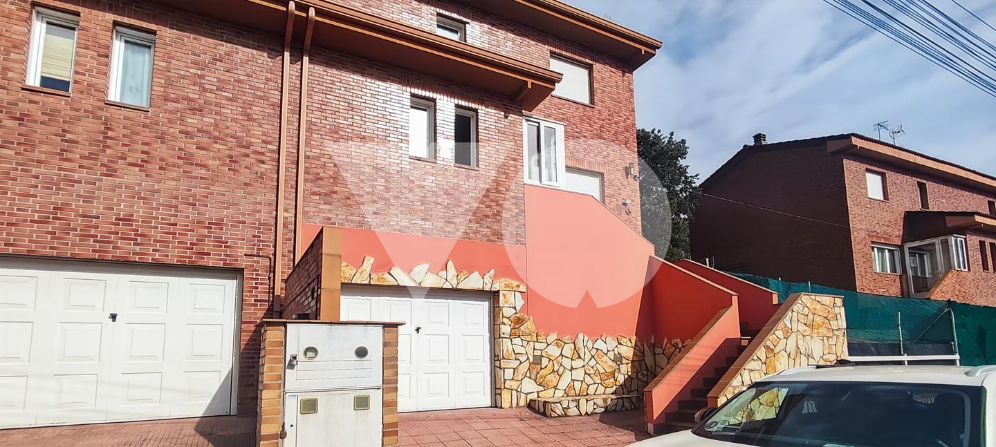 Außenansicht von Einfamilien-Reihenhaus miete in Collado Mediano mit Heizung, Privatgarten und Schwimmbad