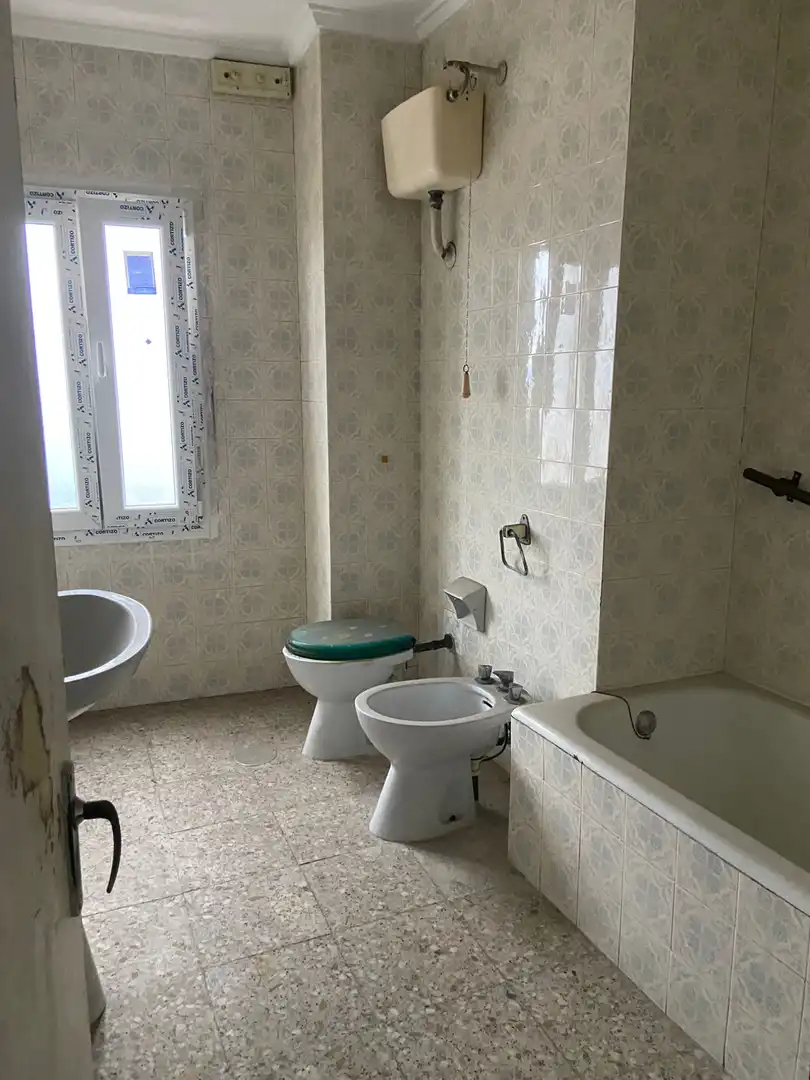 Baño de Piso en venta en Avilés con Calefacción y Balcón