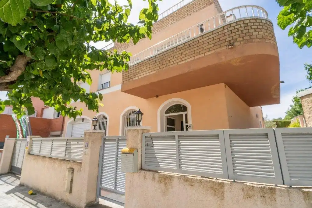 Vista exterior de Casa o chalet en venta en Flix con Calefacción, Piscina y Amueblado
