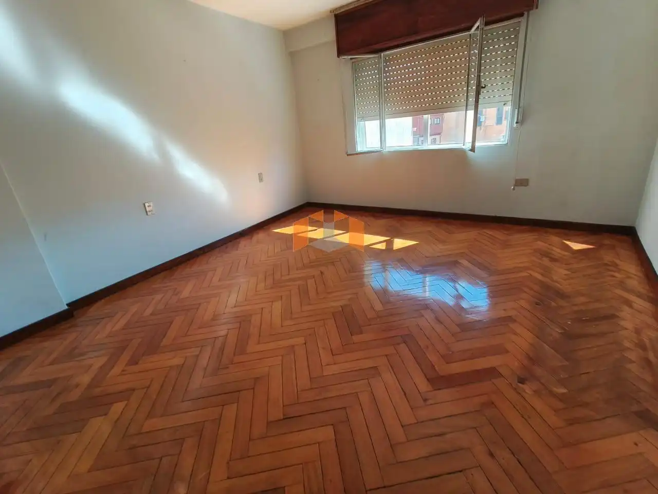 Dormitori de Pis en venda en Vigo  amb Calefacció, Parquet i Terrassa