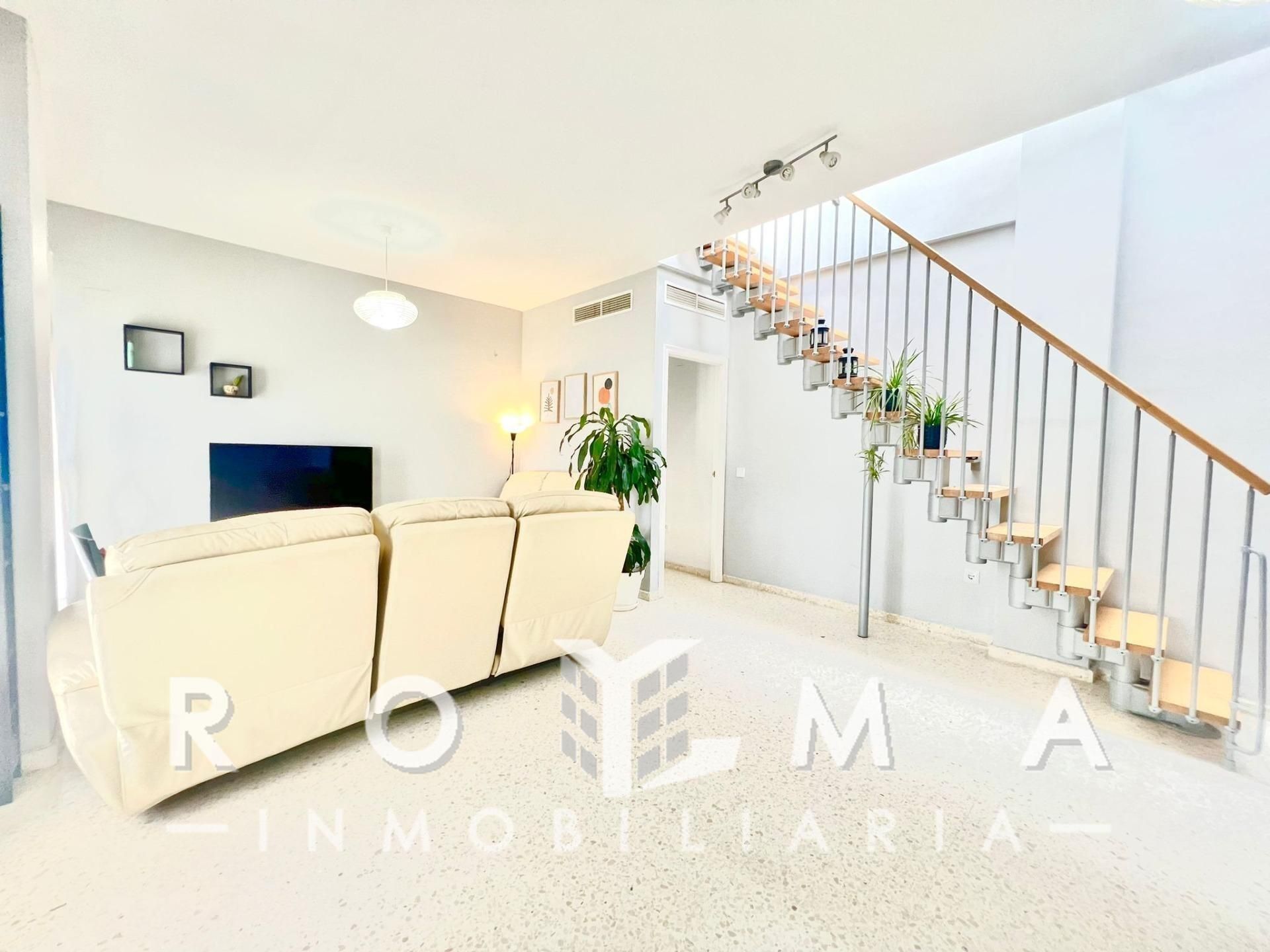 Living room of Duplex to rent in  Sevilla Capital  with Air Conditioner, Heating and Terrace