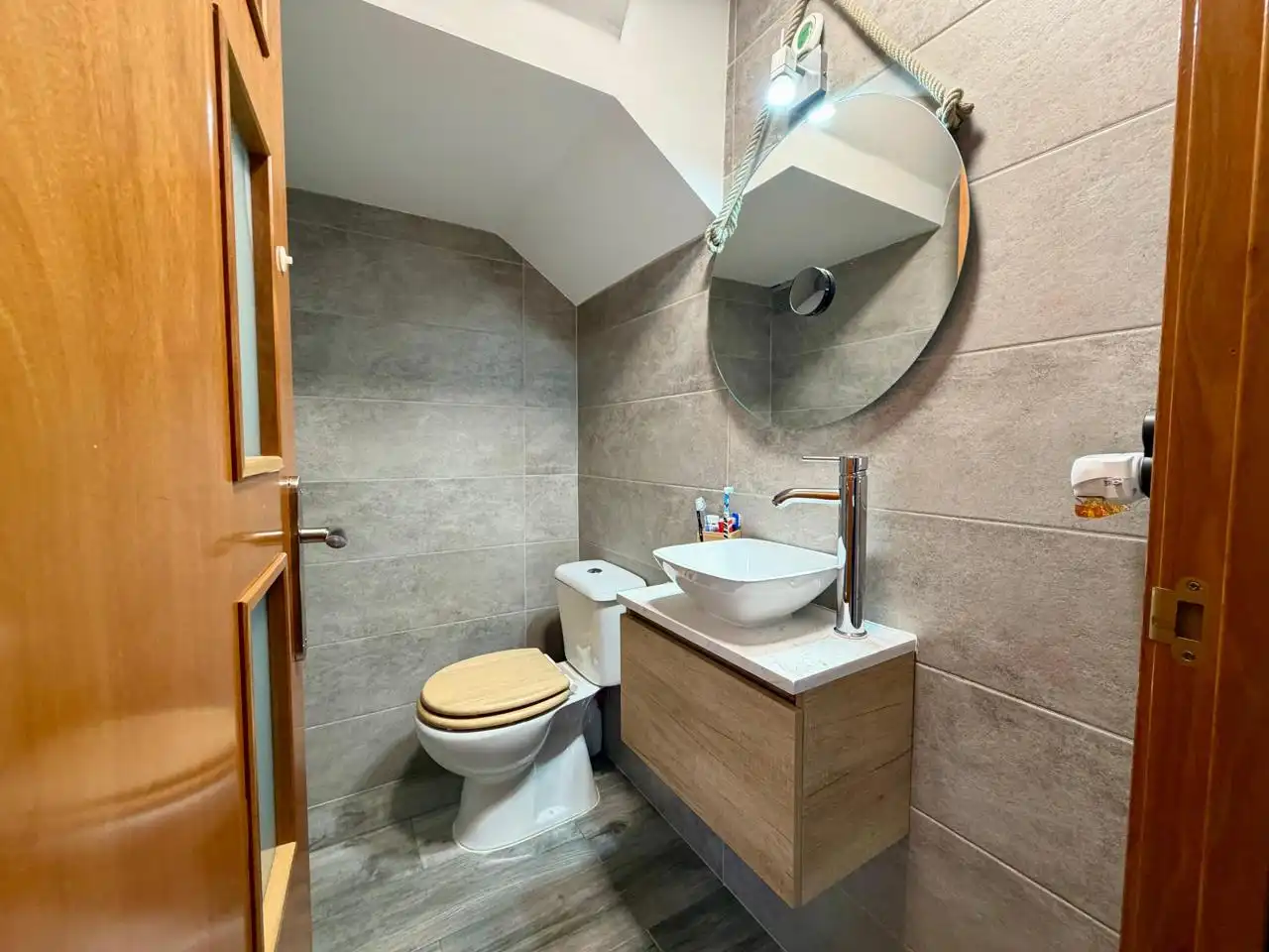 Baño de Casa adosada en venta en Montcada i Reixac con Aire acondicionado, Calefacción y Jardín privado