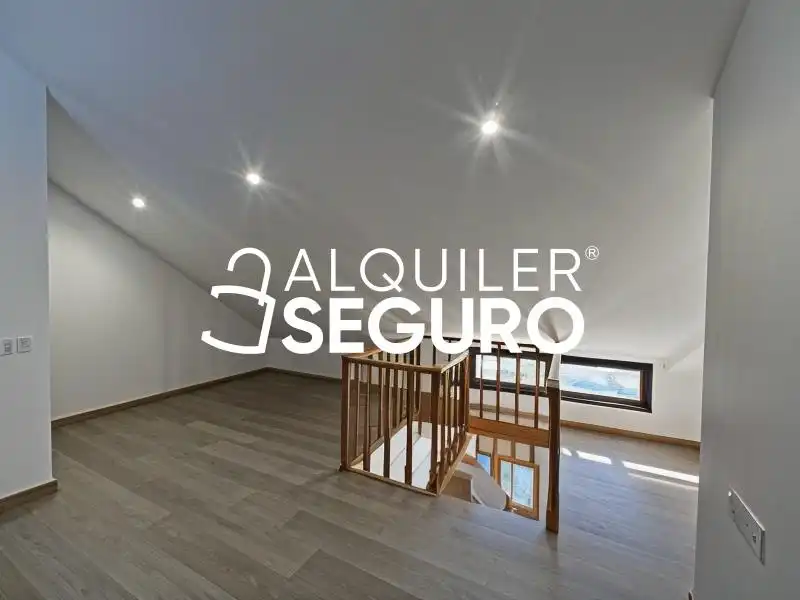 Dormitori de Àtic de lloguer en Las Rozas de Madrid amb Calefacció i Terrassa