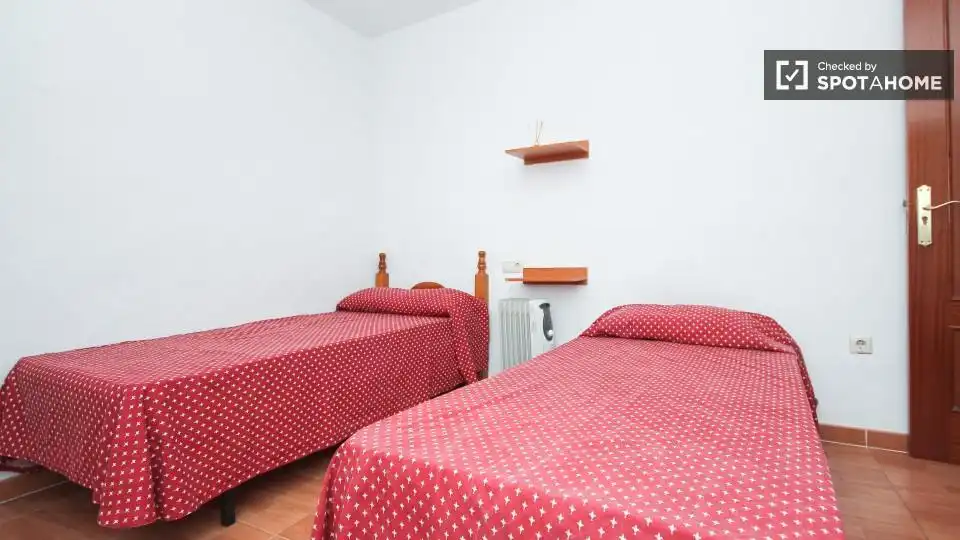 Dormitori de Pis de lloguer en Granada amb Aire condicionat, Calefacció i Moblat